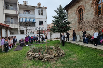 Тържество по повод 1 март и обичая Баба Марта в двора на църква „Св. Вмчк Георги“